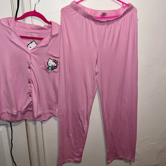 ‼️SOLD‼️NWT Women’s Hello Kitty 2- Piece Pajama set Size S - Picture 9 of 11